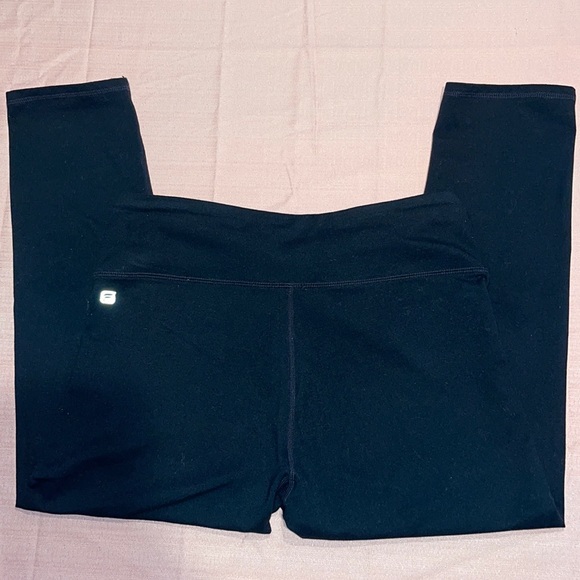 Fabletics plain black cropped leggings - Picture 2 of 2